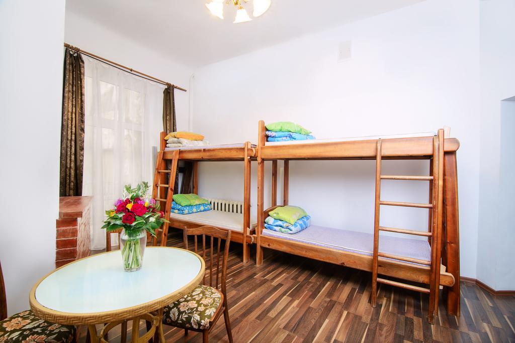 Hollywood Home Hostel Lviv Oda fotoğraf