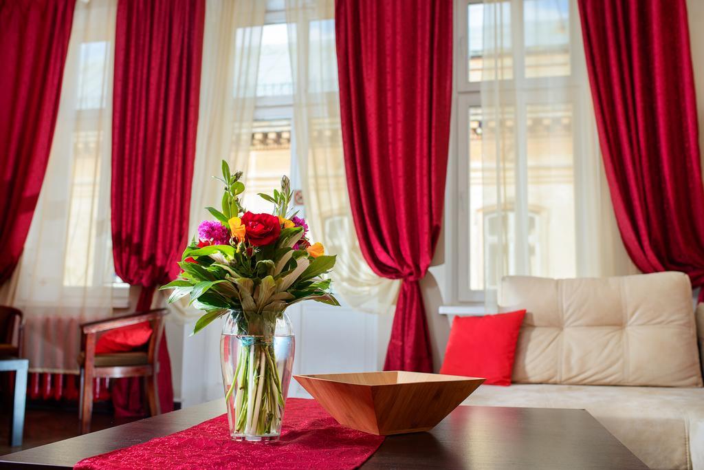 Hollywood Home Hostel Lviv Oda fotoğraf