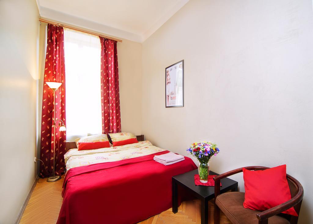 Hollywood Home Hostel Lviv Oda fotoğraf